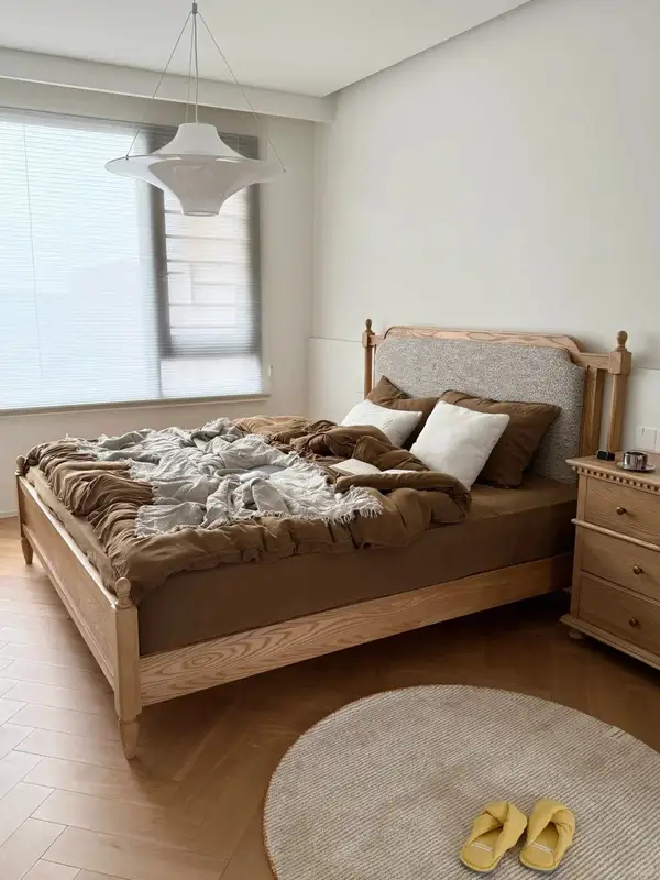 American-Style Solid Wood Bed — product image 1