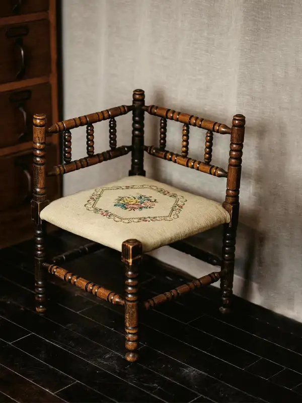 Vintage-Inspired Mixed-Material Lounge Chair — product image 1