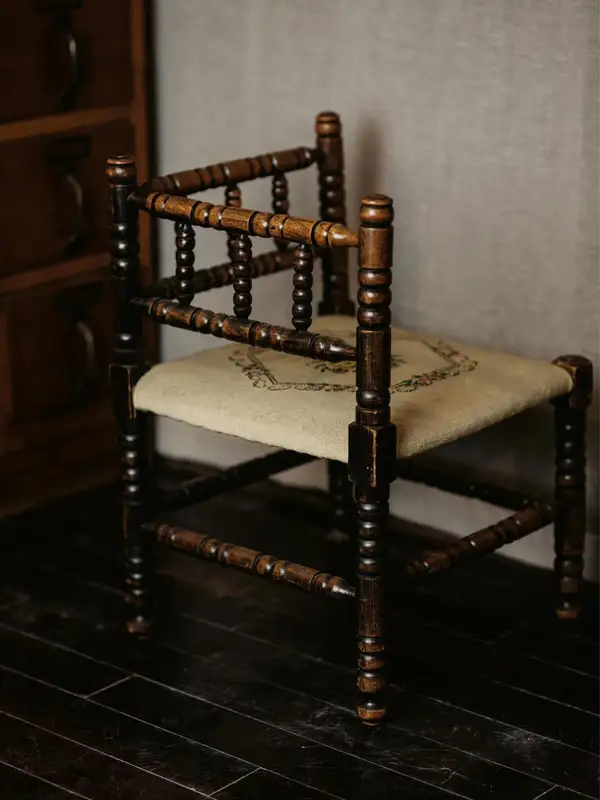 Vintage-Inspired Mixed-Material Lounge Chair — product image 2